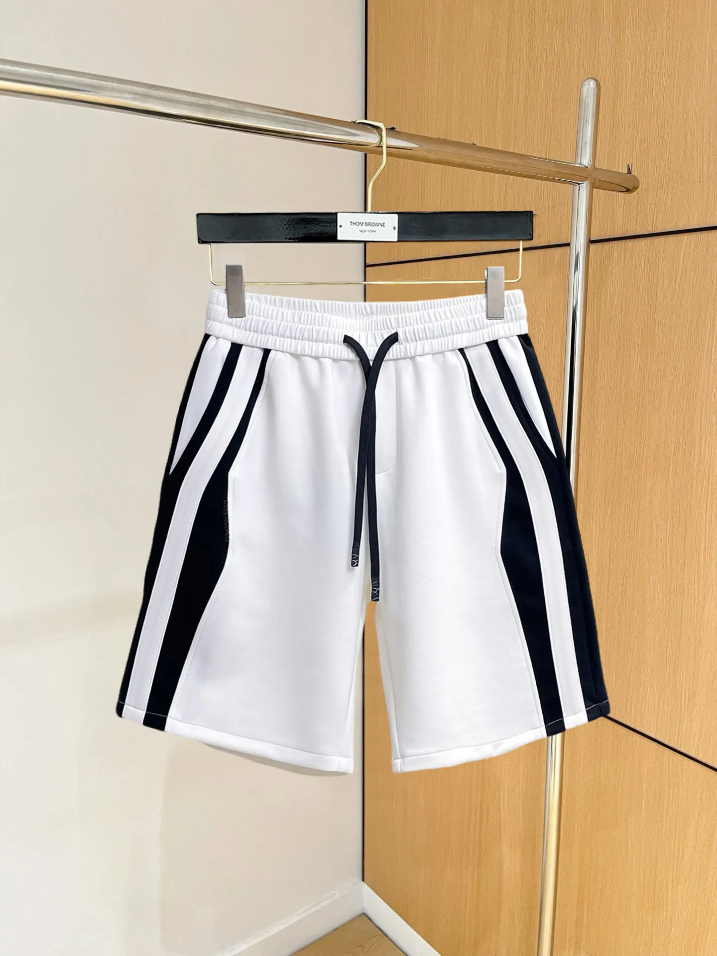 Balenciaga's three-standard complete 2026 summer New Arrival men's casual shorts, advanced custom-made Breathable fabric, Breathable fabric, extremely stretchy and comfortable, impeccable details, top-grade accessories, original logo design concept, delicate and soft feel! The upper body fit is awesome! Size: M-XXXL Please state your height and weight when ordering